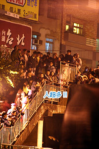 成美橋上人超多! 成美橋上人超多!